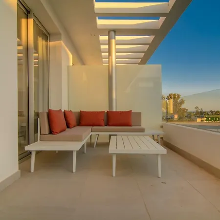 Brand New 3 Bedroom Penthouse In Belaire With Solarium, Terrace And Pools Lägenhet
